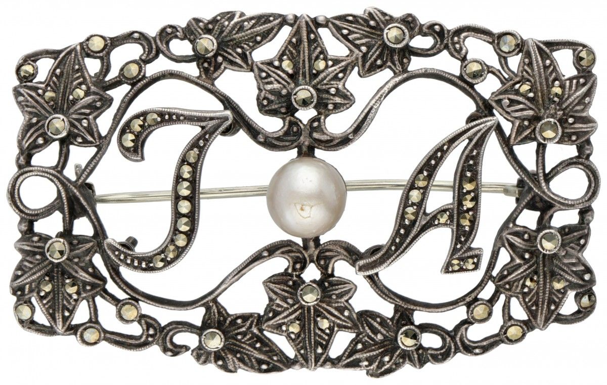 Silver Art Deco brooch set with marcasite and cultivated pearl - 925/1000. 标记。ZI&hellip;