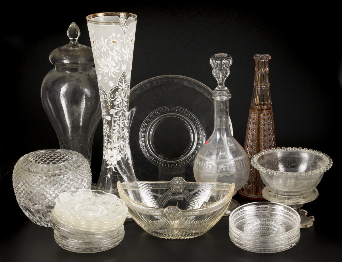 A lot with various glassware, 20th century. Comprenant un vase en verre taillé d&hellip;