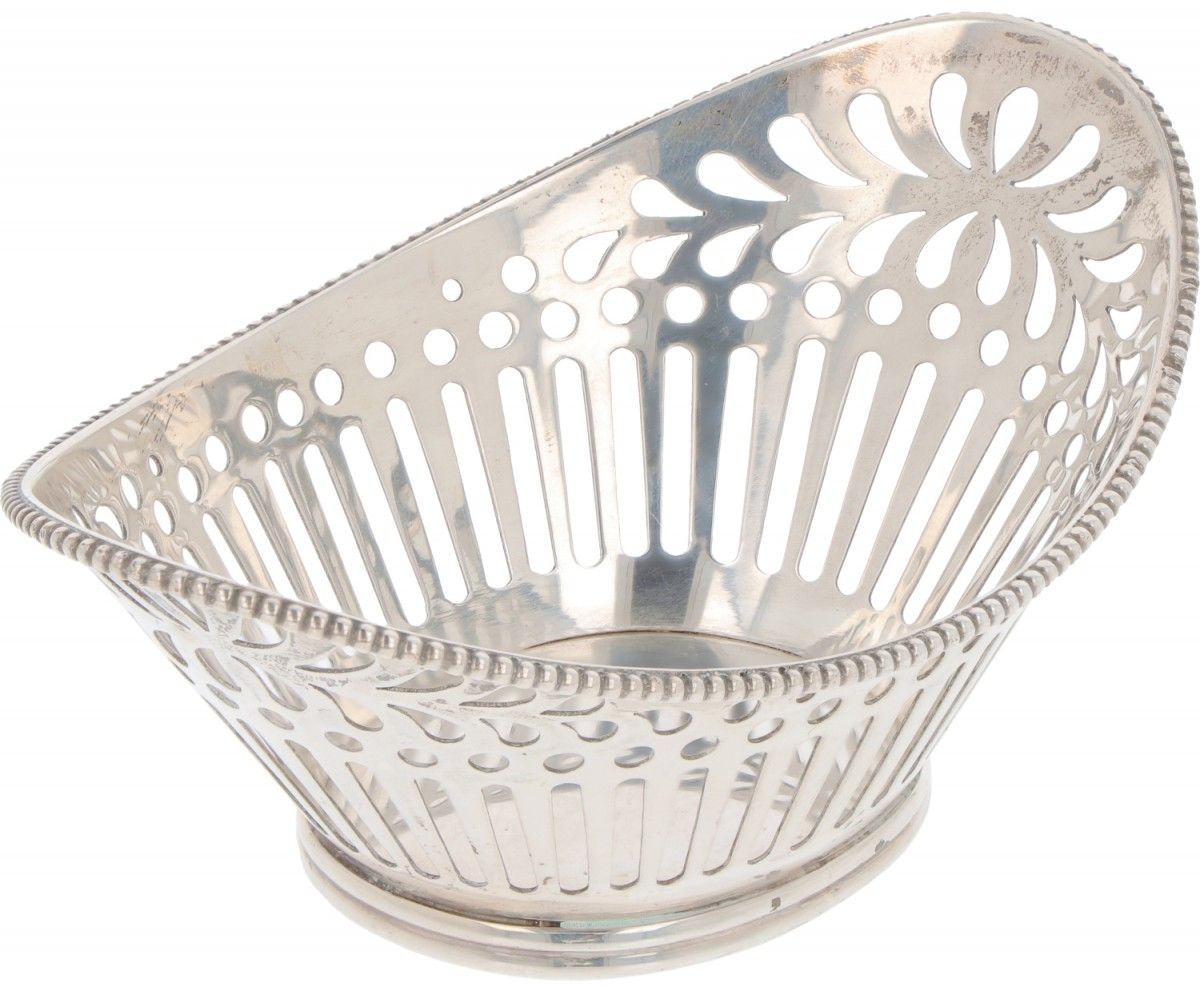Pastille basket silver. 椭圆形的模型，侧面有镂空。荷兰，Schoonhoven, H. Schriek & Looren de Jong&hellip;
