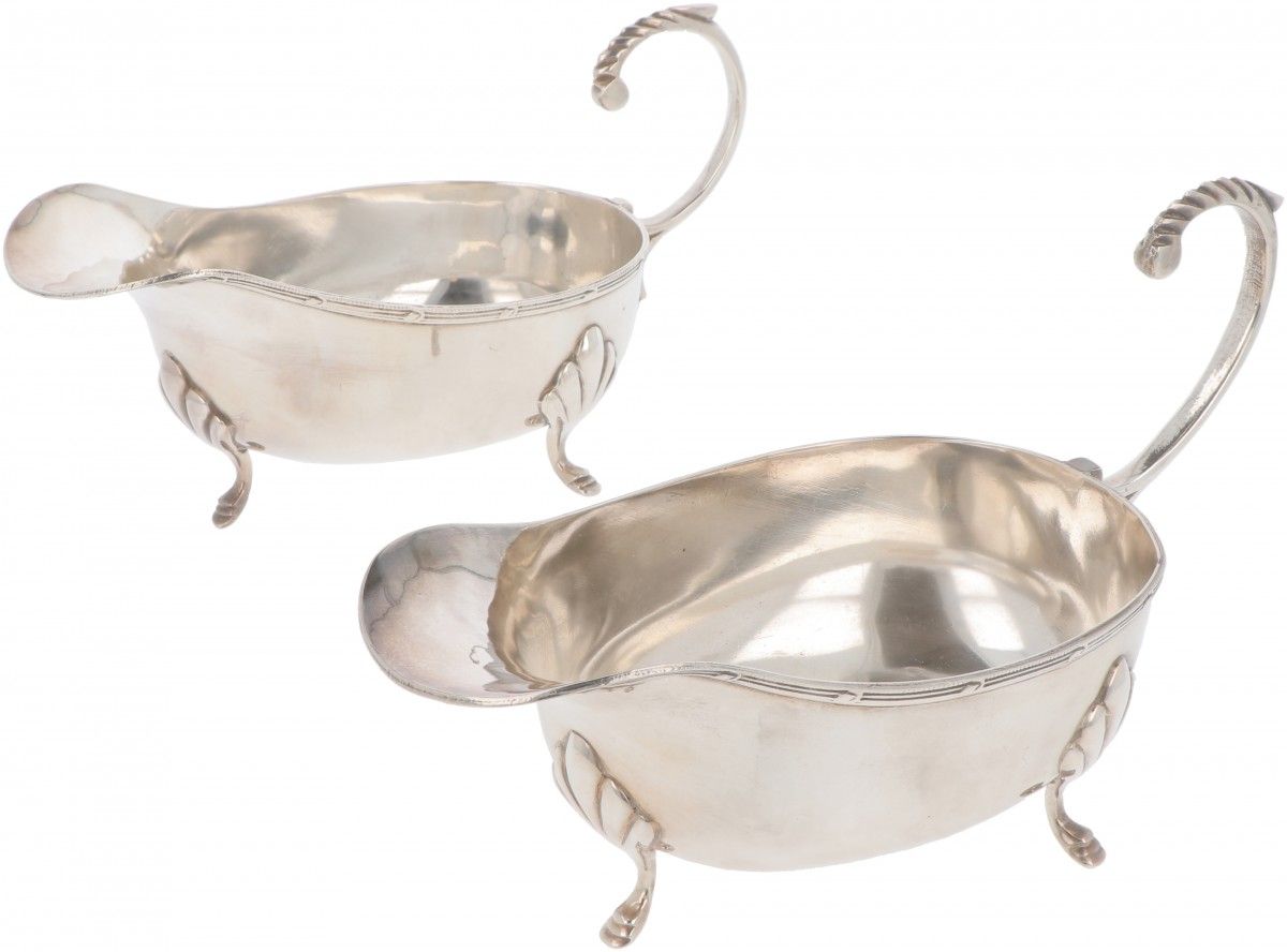 (2) piece set of silver-plated sauce boats. Bel set di grandi salsiere con gambe&hellip;