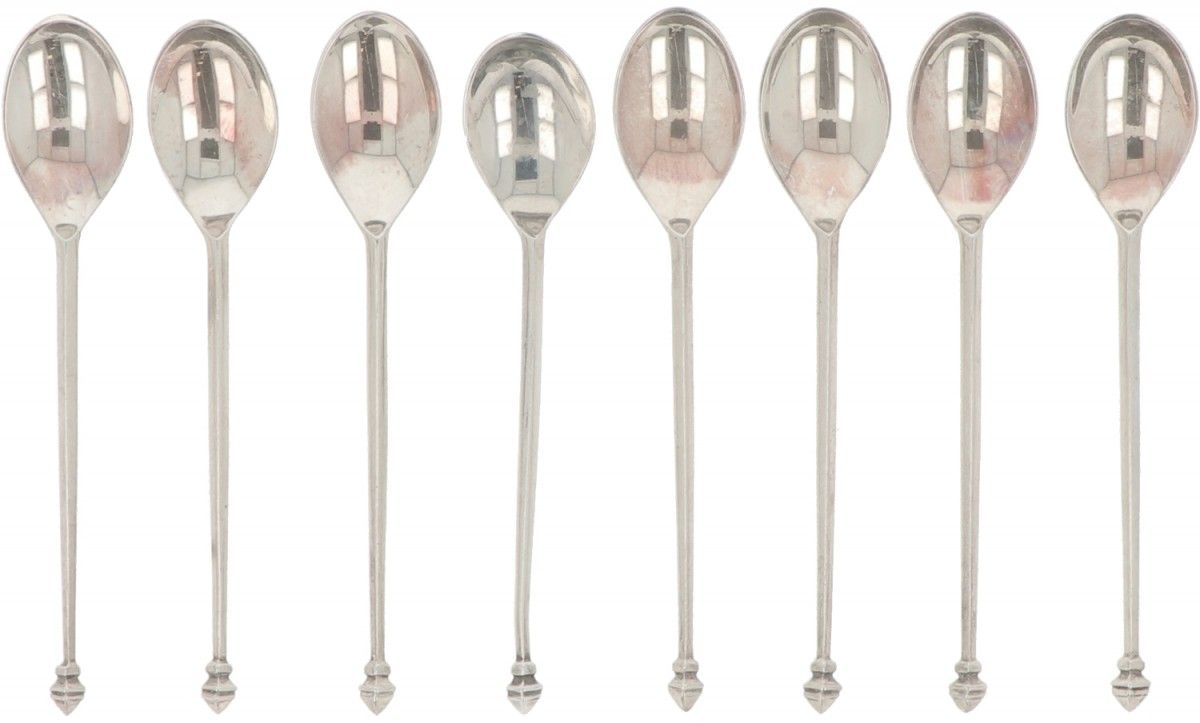 (8) piece set of silver mocha spoons. 风格化的模型，带有装饰性的顶盖。荷兰，Steenwijk，J.M. 渔夫，20世纪，&hellip;