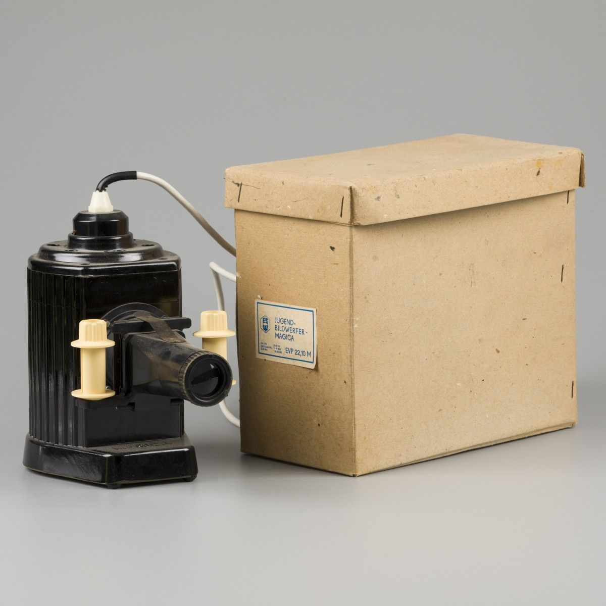 A bakelite magic lantern "Jugend Bildwerfer-Magica" EVP 22,10 mm. Dans la boîte &hellip;