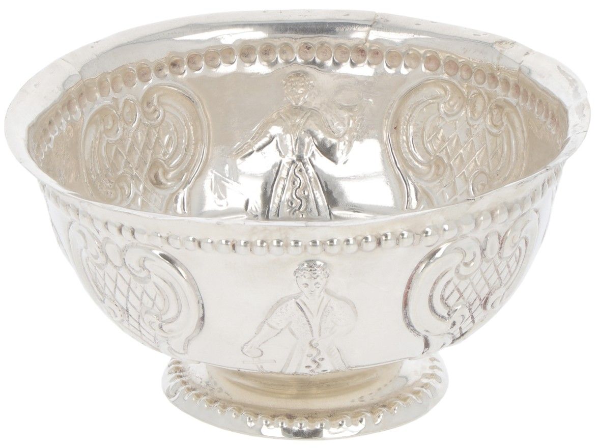 Cream bowl silver. Kleine Cremeschale aus repoussiertem Silber auf rundem Sockel&hellip;
