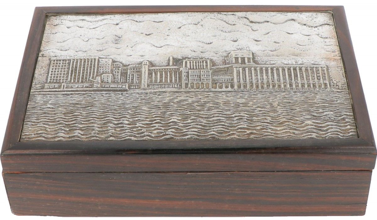 Cigar box silver-plated. 饰有浮雕的图像。荷兰鹿特丹面包厂的面粉厂。20世纪-有磨损和凹陷的痕迹。681克，镀银。尺寸。长22厘米，宽1&hellip;