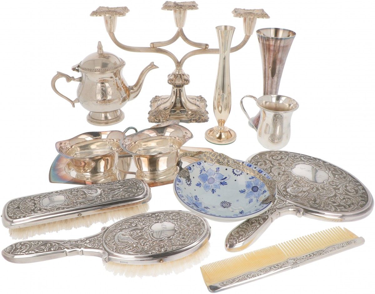 (14) piece lot miscellaneous silver-plated. 包括一套梳妆台，带手柄的陶制盂兰盆或 "甜食 "盘，3臂烛台，3件套奶油&hellip;
