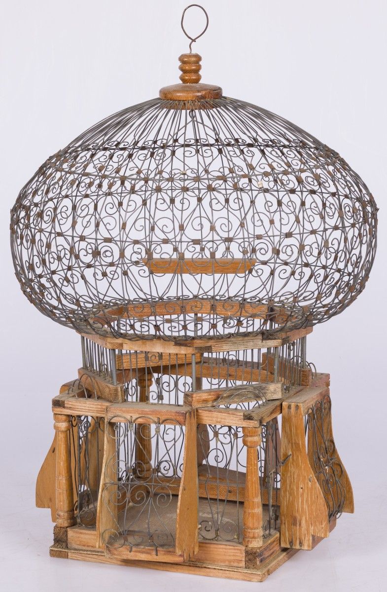 A pagoda style birdcage, 20th century. Hilo de hierro y madera H: 60 cm. Estimac&hellip;