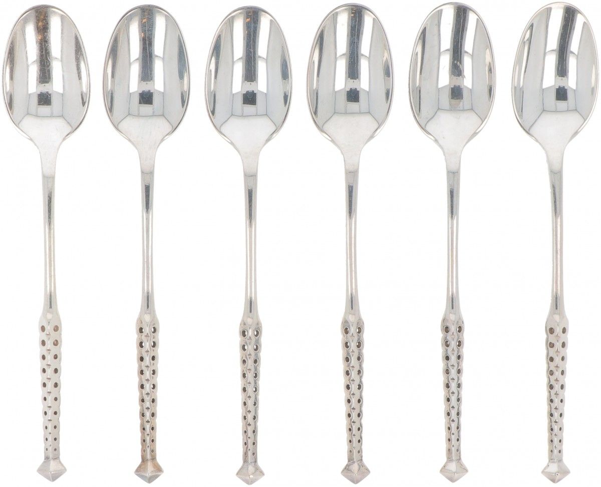 (6) piece set of silver coffee spoons. 圆滑的执行，部分镂空的茎部有风格化的切面划分。荷兰，Schoonhoven, va&hellip;