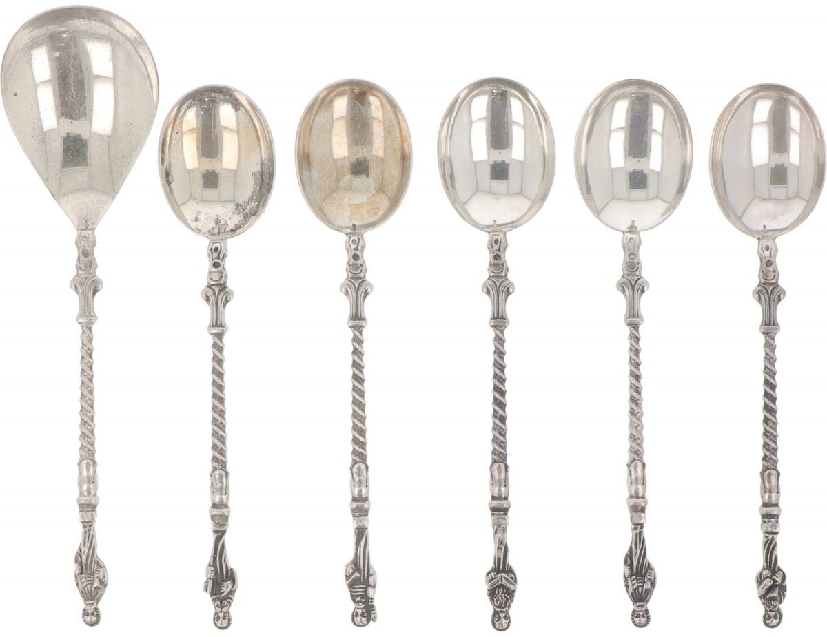 (6) piece set of apostle teaspoons with sugar scoop silver. 饰有风格化的使徒。荷兰，20世纪，印记：&hellip;