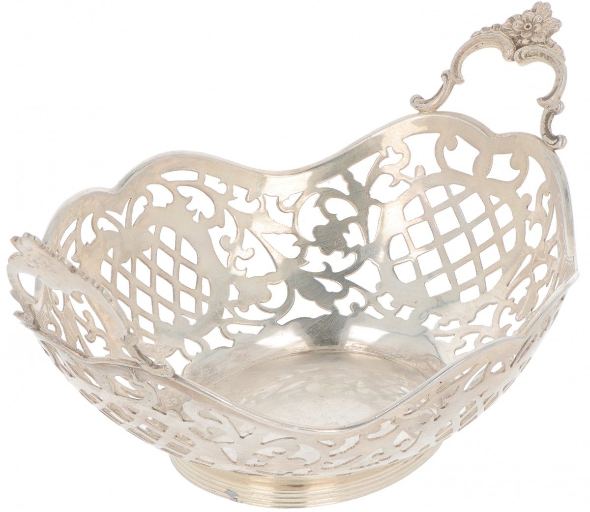 Bonbon basket silver-plated. Modello ovale con lati traforati, manici saldati e &hellip;
