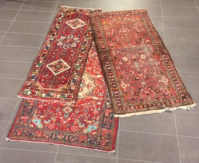 A lot comprised of (3) carpets, Iran, 2nd half 20th century. Fabricado mecánicam&hellip;