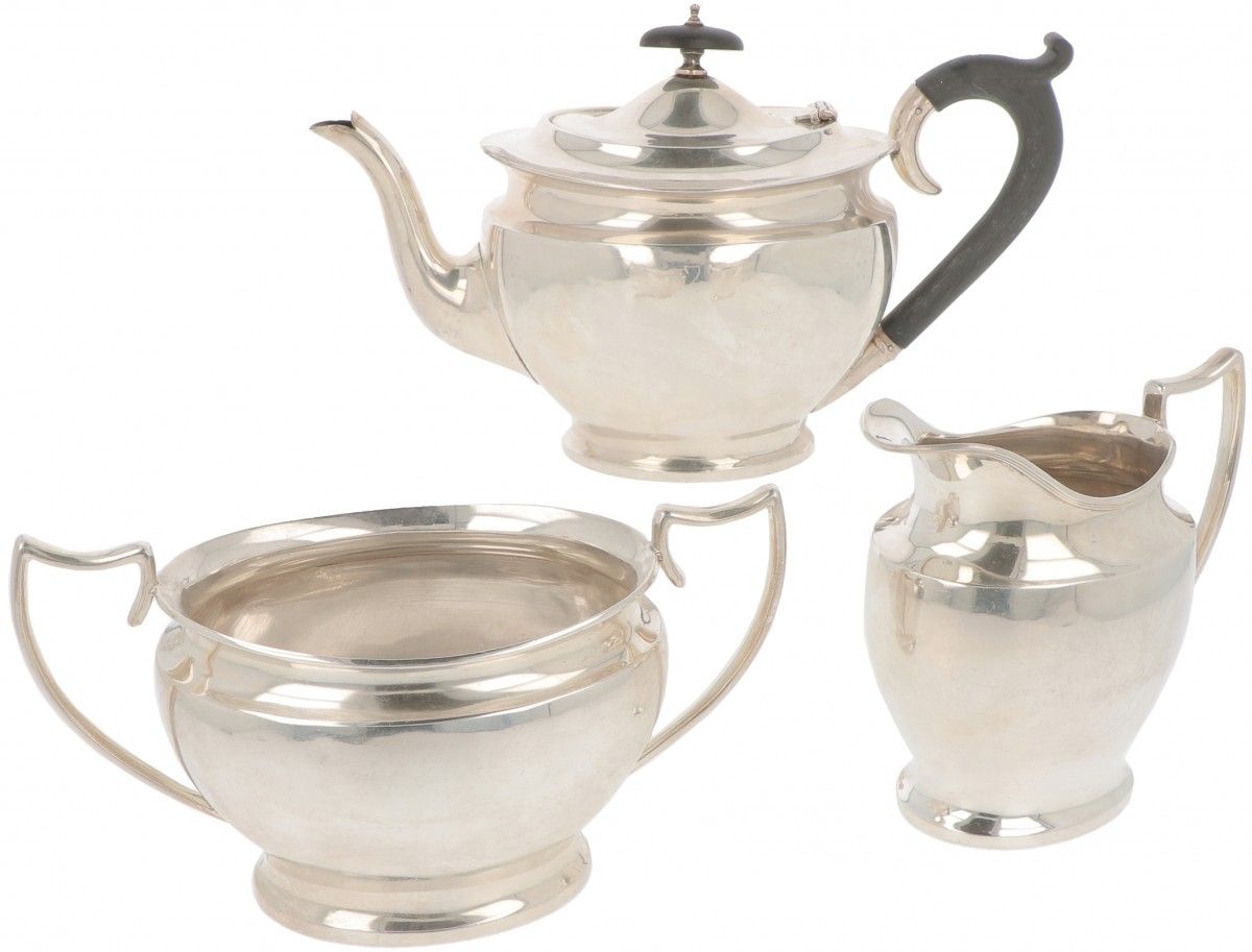 (3) Piece tea service silver. Modèle de forme ovale sur pied avec poignées et fl&hellip;