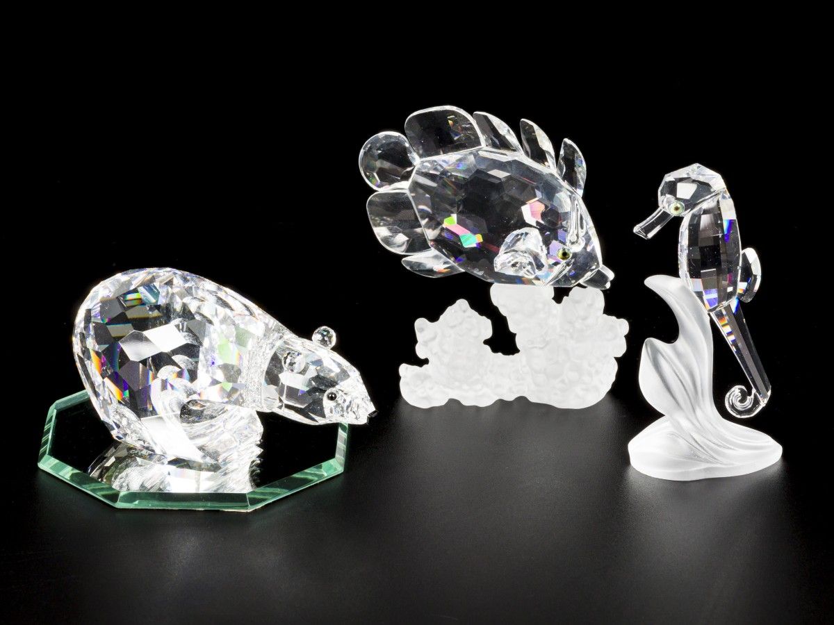 (4) piece lot of Swarovski miniatures 由北极熊、海马、镜子和珊瑚鱼组成，状况良好。估计：10-40欧元。