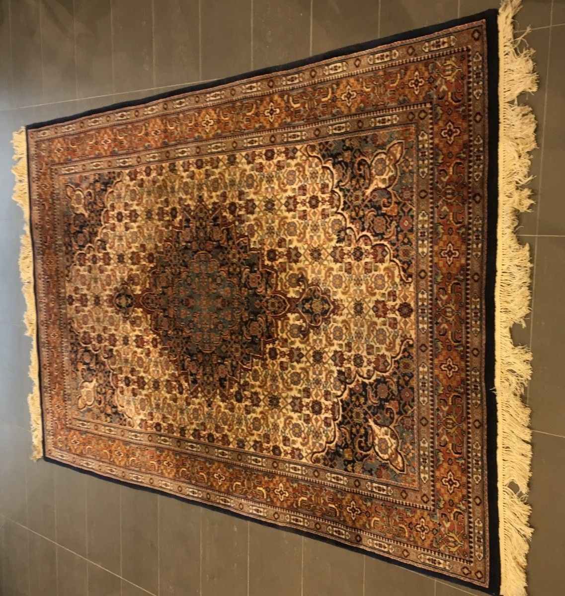 A Persian "Isfahan" rug, Iran, 20th century. 棉花上的丝绸。机械生产，精细打结。测量。260 x 185厘米。