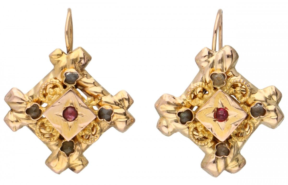 14K. Yellow gold antique earrings set with rhinestones. 一个耳环的丝线损坏。长x宽：2.2 x 1.7厘&hellip;