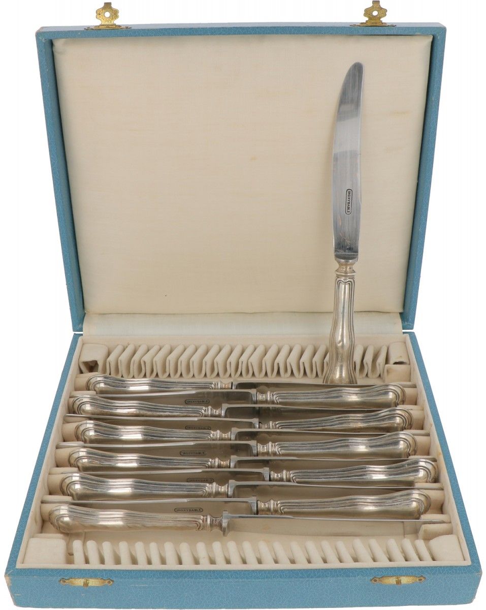(12) piece set dinner knives silver. "Hartfilet "或心形锉刀，有填充的手柄和原箱。德国，20世纪，印记：Inox&hellip;