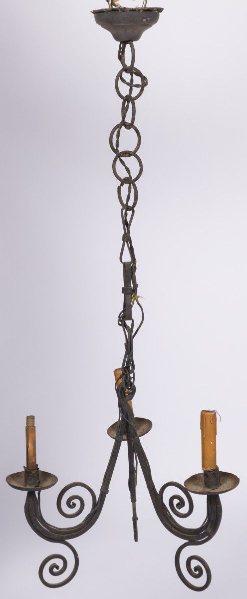 A wrought iron pendant chandelier, Germany, 20th century. 三灯，假蜡烛（其中一个缺失），电动安装，不同&hellip;