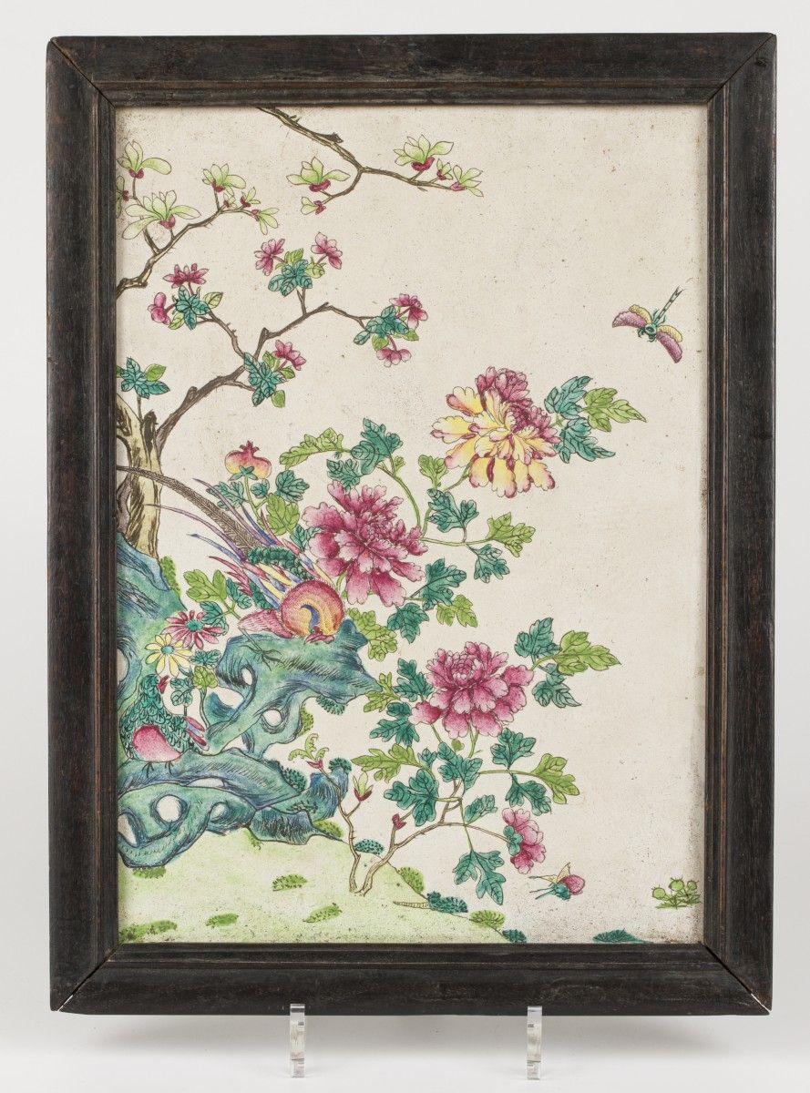An earthenware Famille Rose plaque in a wooden frame. China, 2nd half 20th centu&hellip;
