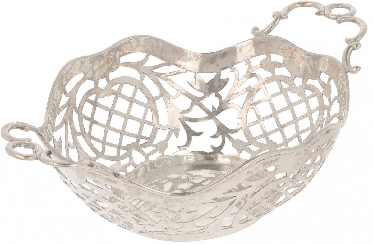 Silver bonbon or 'sweetmeat' basket. Modello ovale con lato traforato e manici s&hellip;