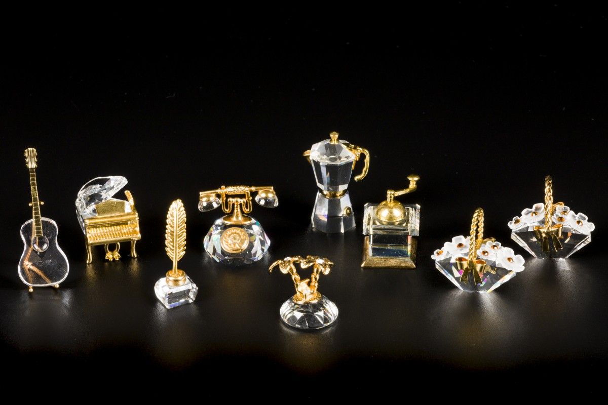 (9) piece lot Swarovski miniatures 包括：电话、三角钢琴、吉他和墨水瓶。装在原来的盒子里。各种状况。估计：10 - 50欧元。