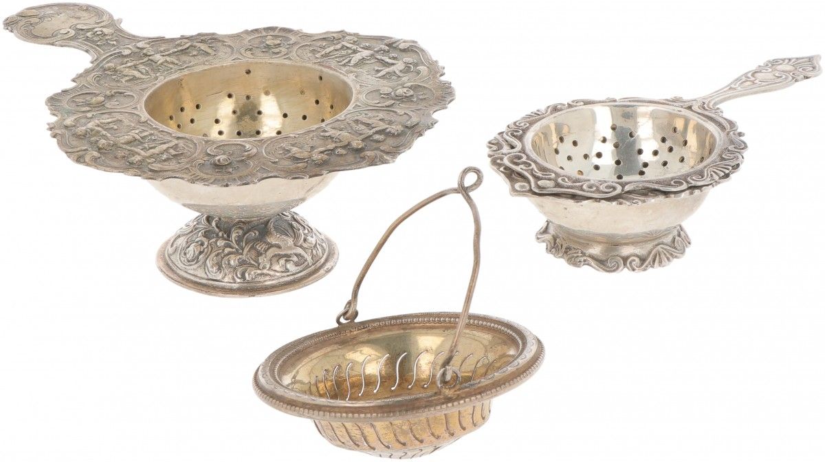 (5) Piece lot of tea strainers & drip trays silver. Comprenant des passoires à t&hellip;