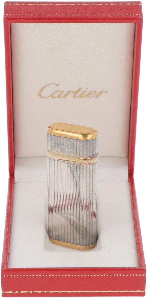 Cartier lighter silver plated. 有镀金，装在原来的盒子里。法国，巴黎，卡地亚，20世纪-有磨损的痕迹。74克，镀银。长2.6厘米，&hellip;