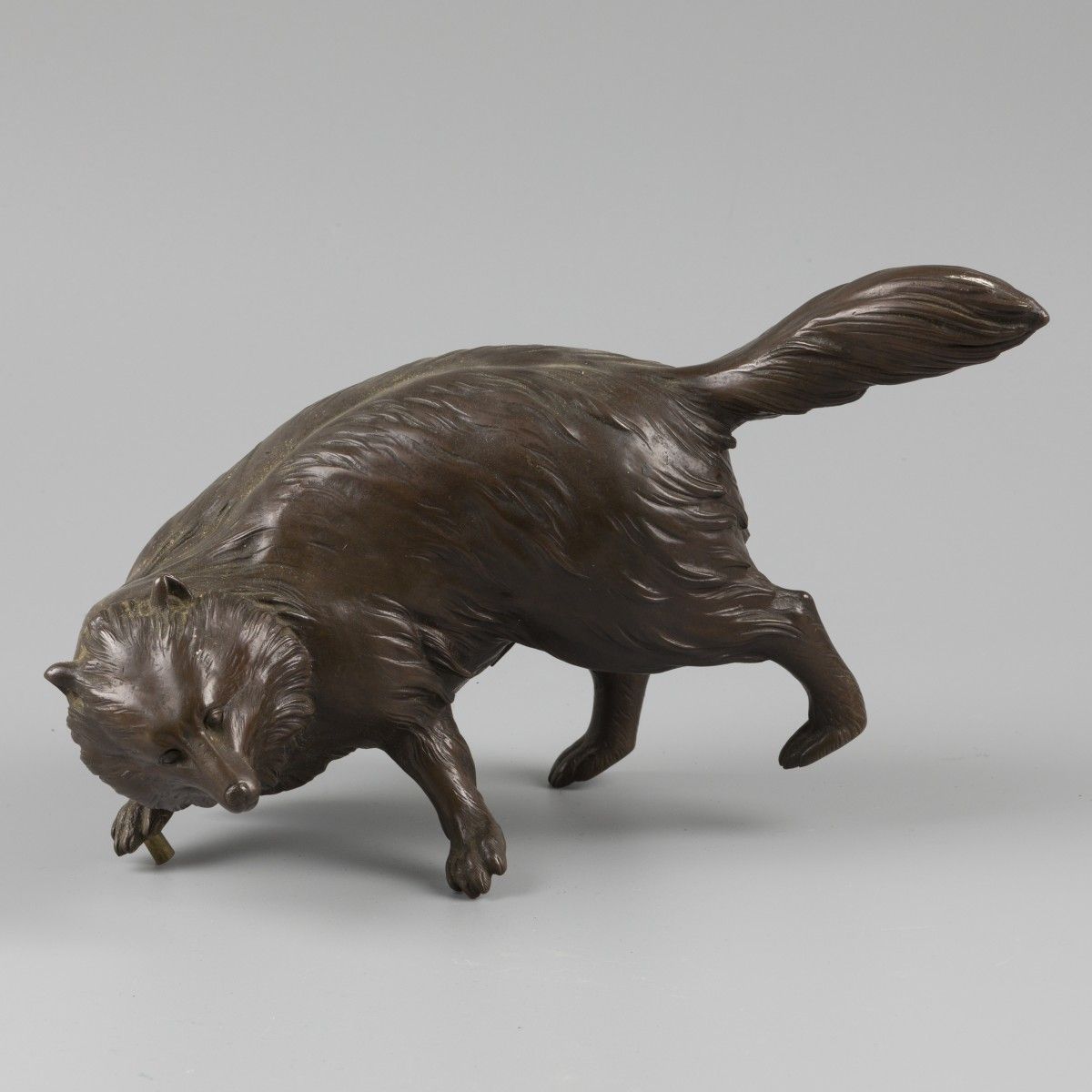 A bronze sculpture of a snow fox. 很可能是一个更大的团体或桌面装饰品的一部分。18x20x6厘米。