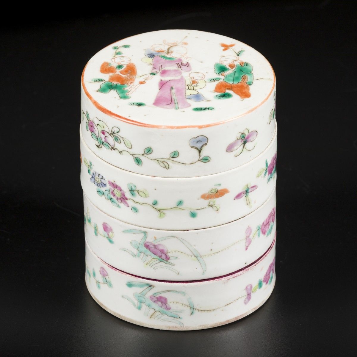 A porcelain famille rose food container. China, late 19th century. 直径8.5厘米。芯片。