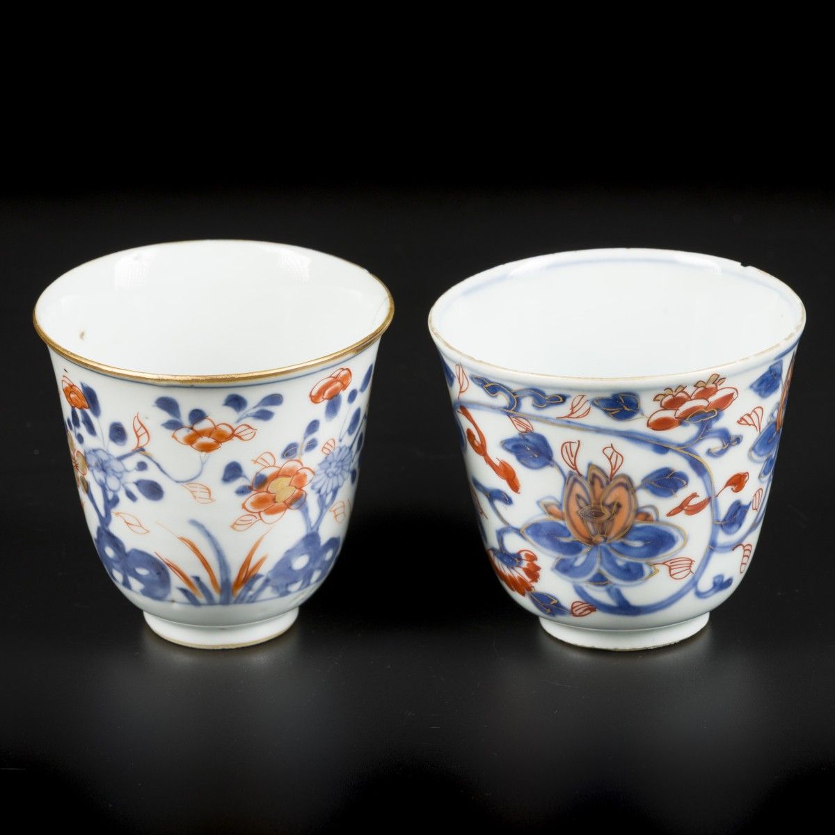 A lot of (2) porcelain Imari high cups. China, 18th century. 裂缝和毛边。