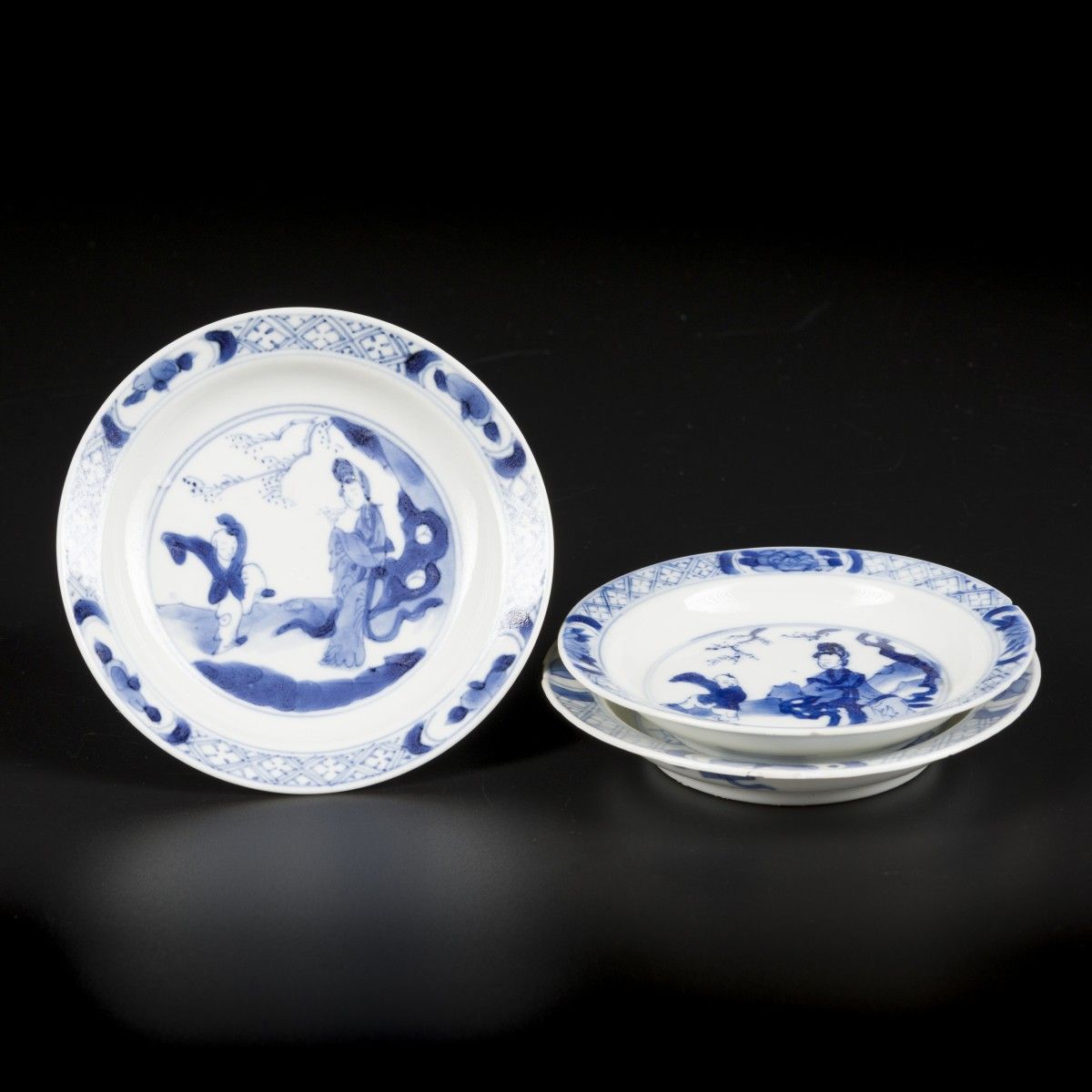 A lot of (3) porcelain dishes with long leis and playing fool. China, Kangxi 166&hellip;