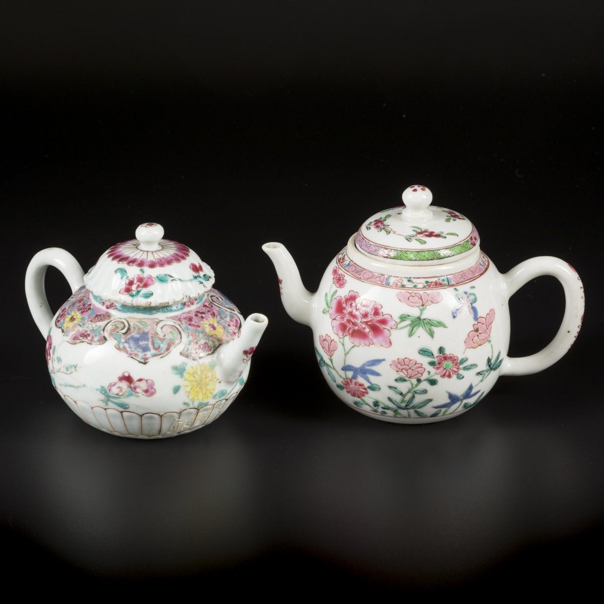 A lot of (2) porcelain famille rose teapots. China, 18th century. Dim. 12 x 15 y&hellip;