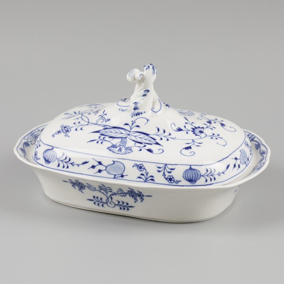 "Meissen", a lidded serving dish / vegetable tureen, Germany, 20th century. Déco&hellip;