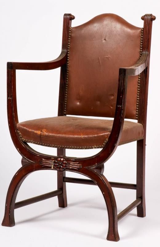A nutwood Dagobert-style armchair, 20e eeuw. Con rivestimento in pelle, bordi co&hellip;