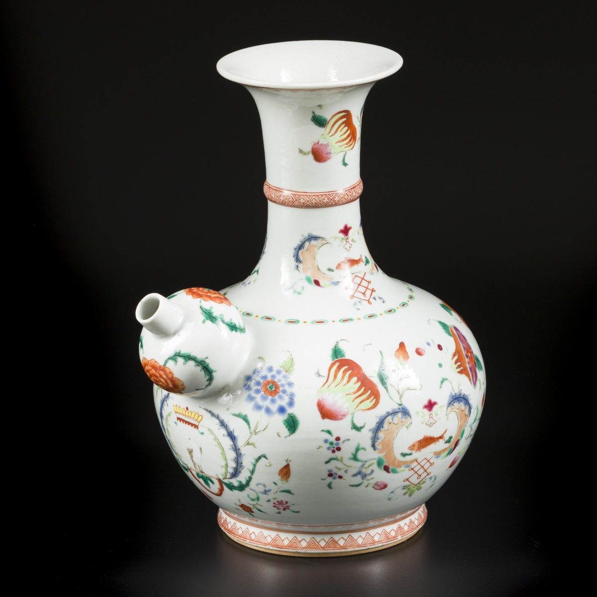 A porcelain famille rose kendi. China, 18th century. Dim.24.5 x 20 厘米。壶嘴上有逃逸的咬痕。