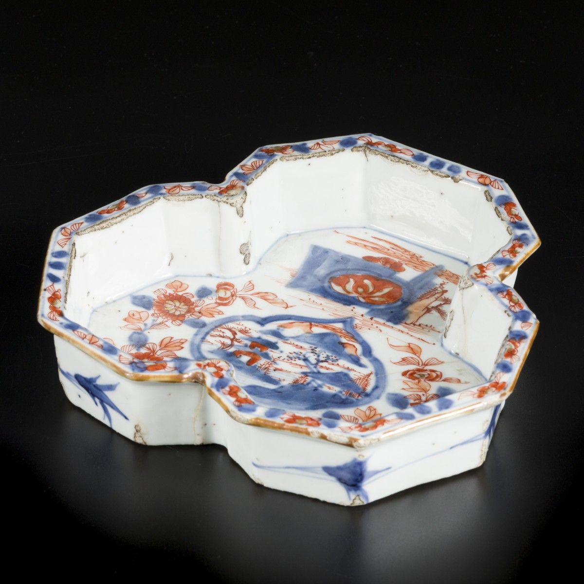 A porcelain Pettipan with Imari decoration. China, 18th century. 直径18厘米。裂缝和毛边。