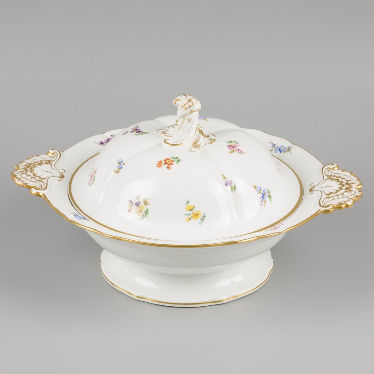 "Meissen", a covered serving dish / tureen, Germany, 20th century. 多色的，装饰有 "gest&hellip;