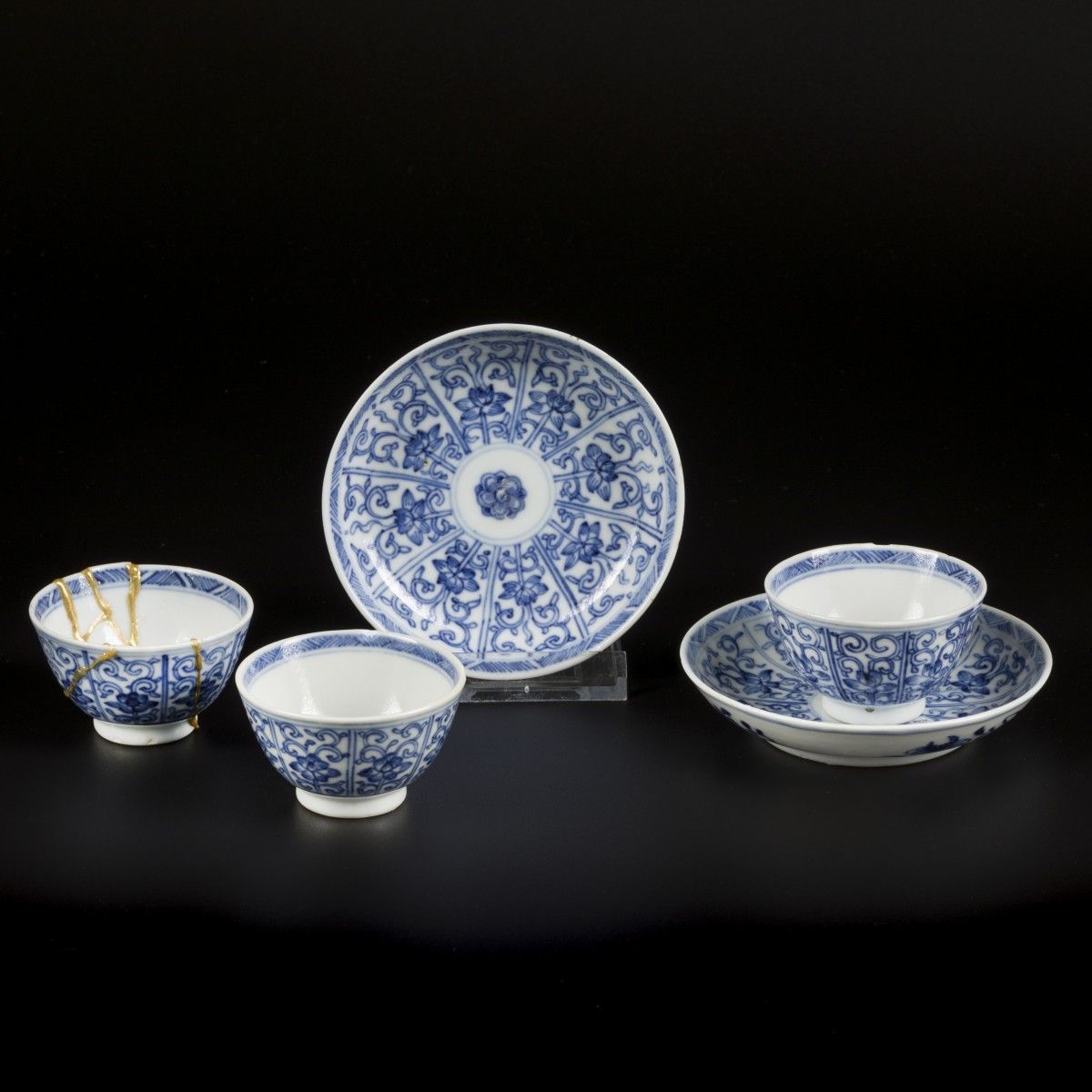 A set of (2+3) cups and saucers with floral decoration in sections. China, Kangx&hellip;