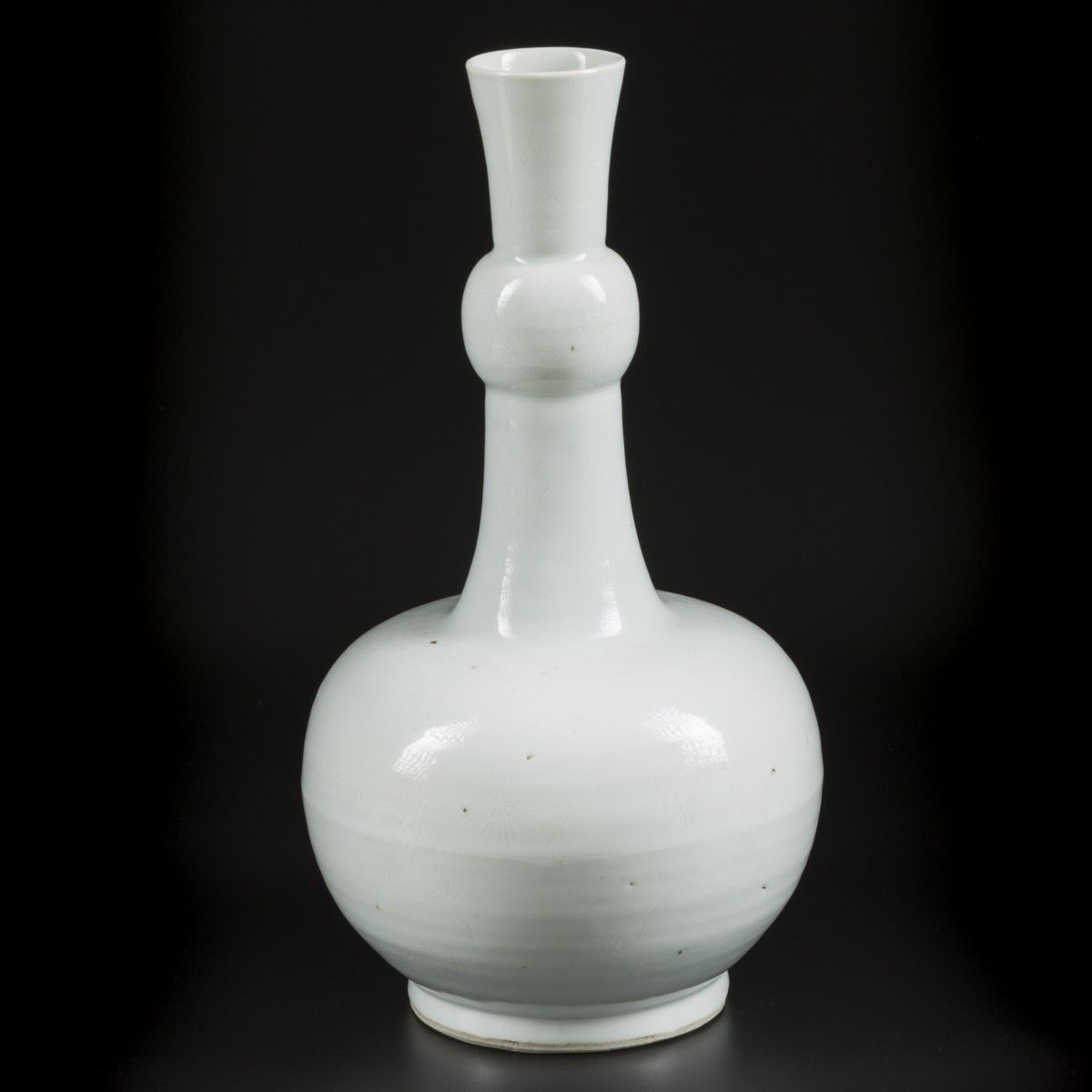 A Dehua blanc de Chine knobbly vase with relief decoration of flowers. China, Ka&hellip;