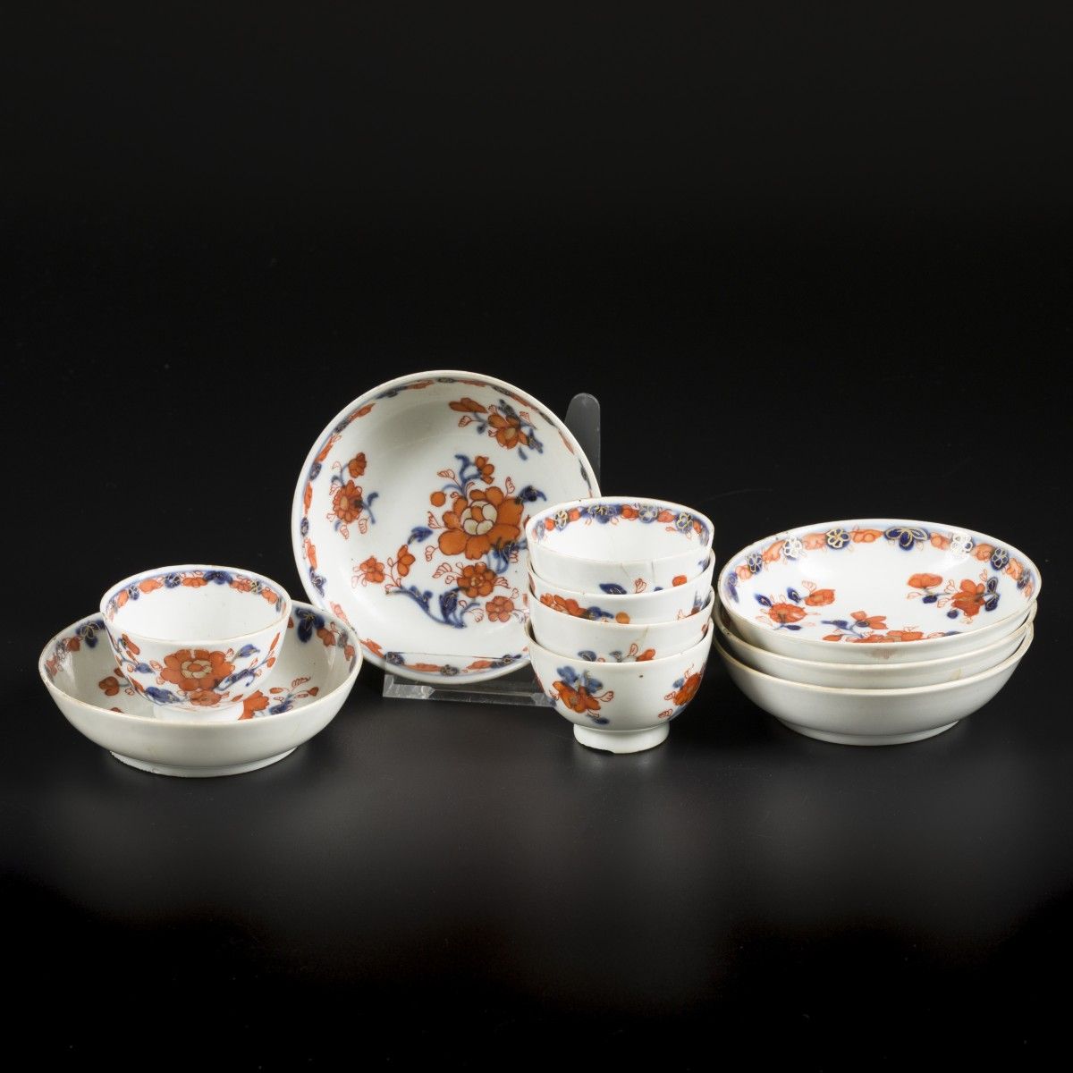 A set of (5) porcelain cups and saucers with Imari decoration. China, 18th centu&hellip;