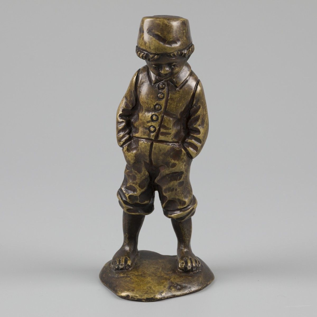 A bronze statuette of a farmers' boy, Dutch(?), ca. 1900. Pieds nus et les mains&hellip;