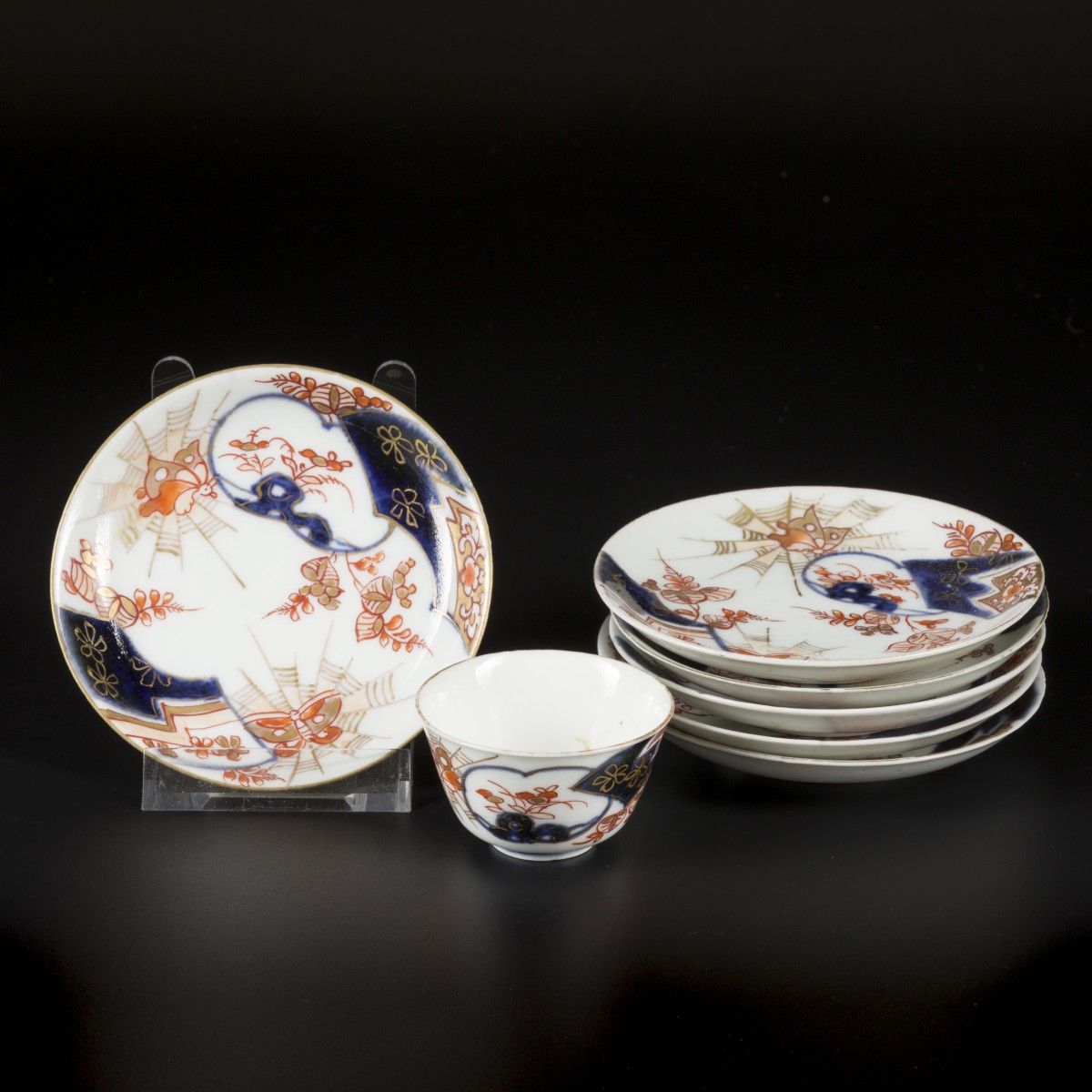 A lot of porcelain plates and a cup, all with Imari decoration. Japan, 18th cent&hellip;