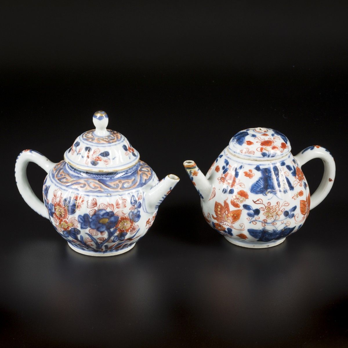 A lot of (2) porcelain teapots with Imari decoration. China, 18th century. Abm. &hellip;