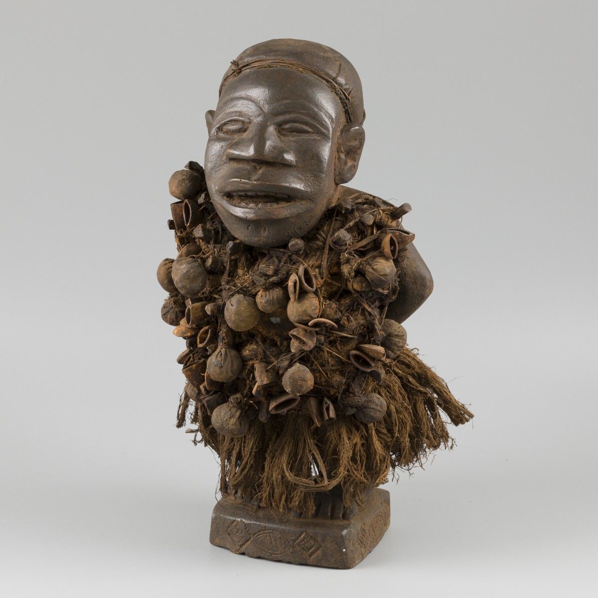 A Nkisi Nkondi fetish statue, D.R. Congo, mid. 20th century. 头部经过抛光处理，装饰有帆布头饰，眼睛&hellip;