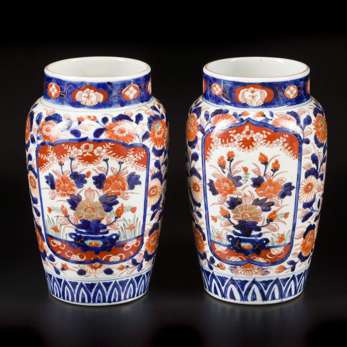 A set of (2) porcelain vases with Imari decoration. Japan, late 19th century. 画面&hellip;