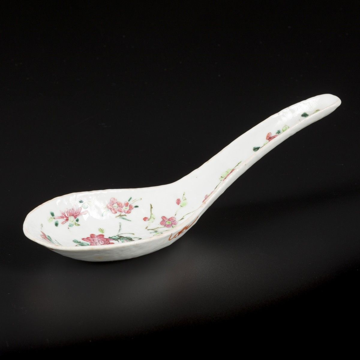 A porcelain famille rose spoon decorated with a grasshopper. China, 19th century&hellip;