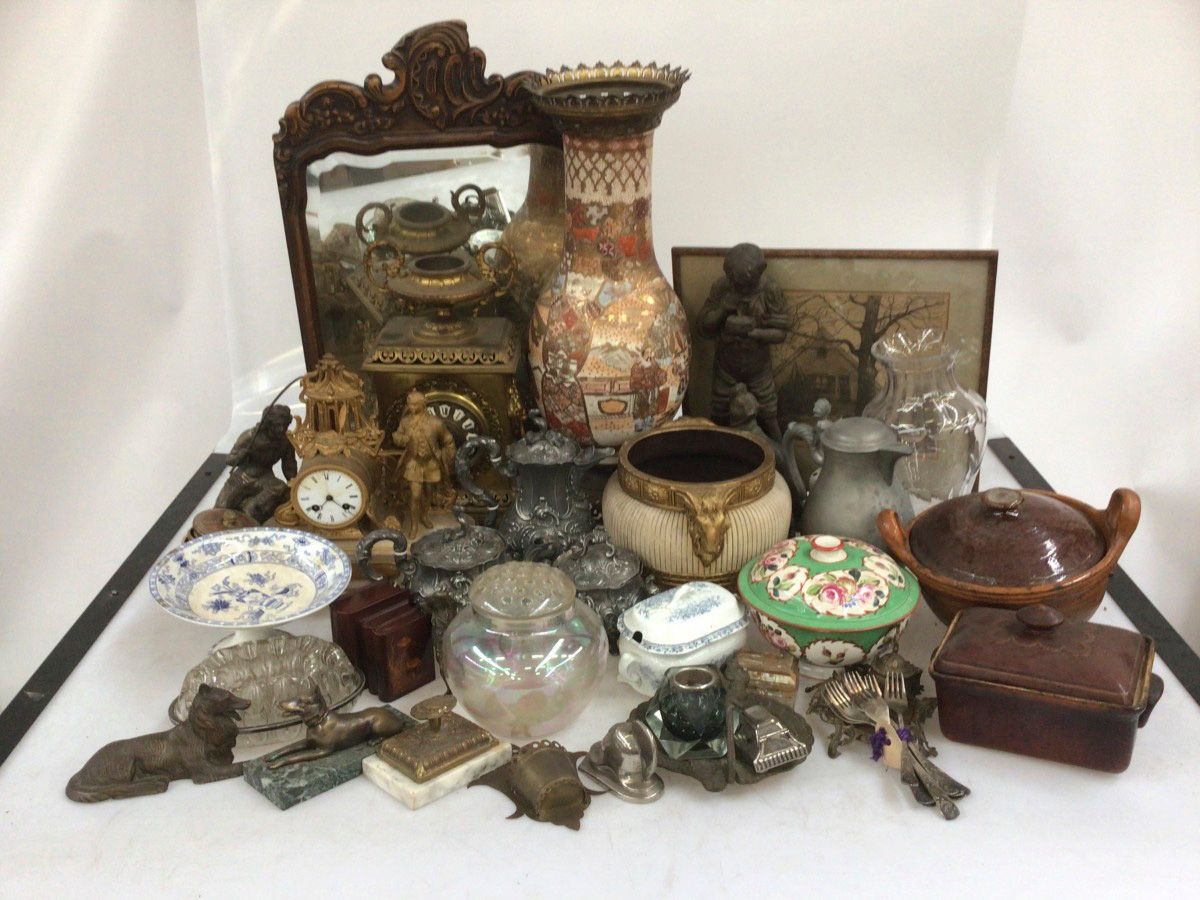 A lot containing a.O. Two mantel clocks, a number of various desk ornaments, a f&hellip;
