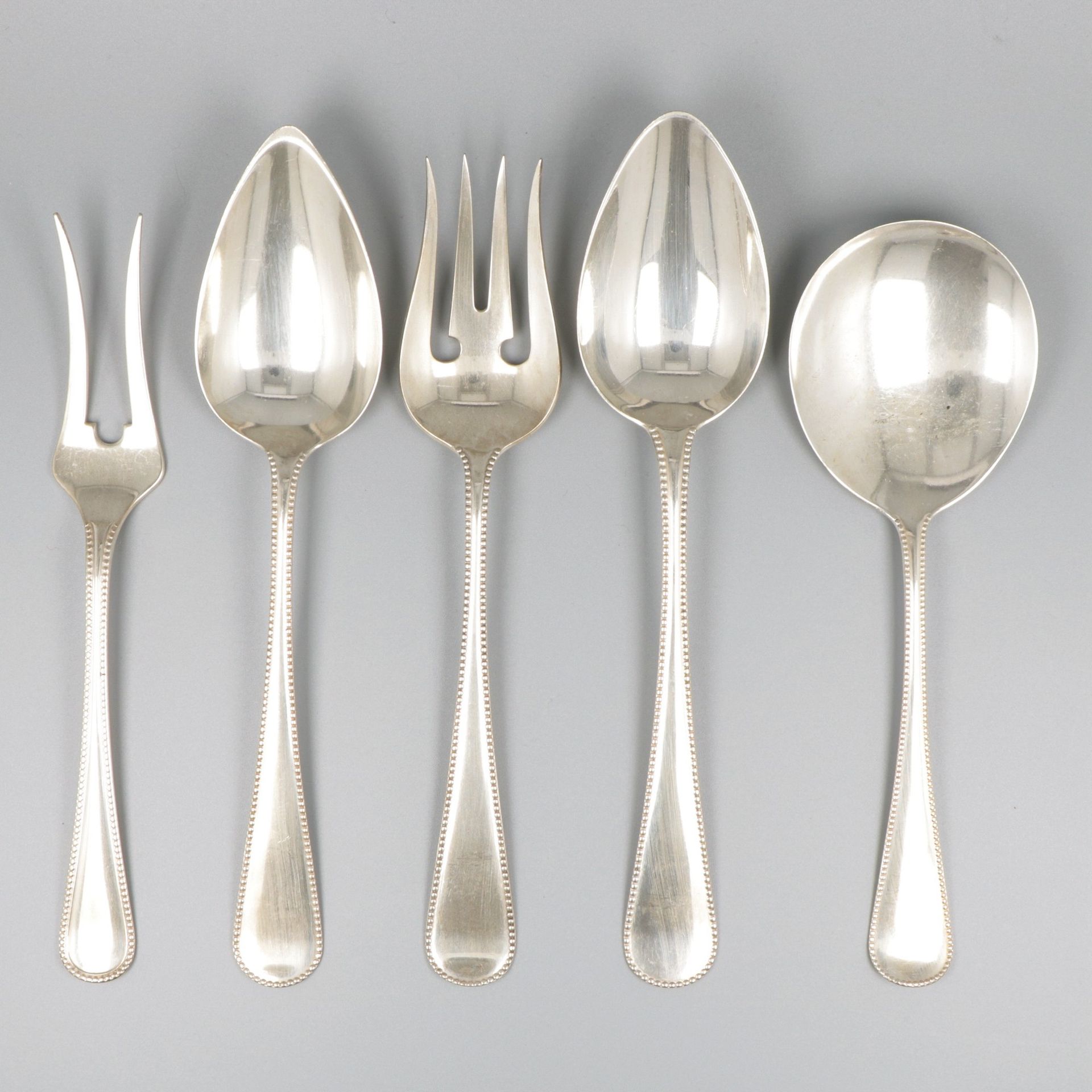 5-piece lot of silver flatware. Mit Perlenrand. Bestehend aus Puddinglöffel, Sal&hellip;