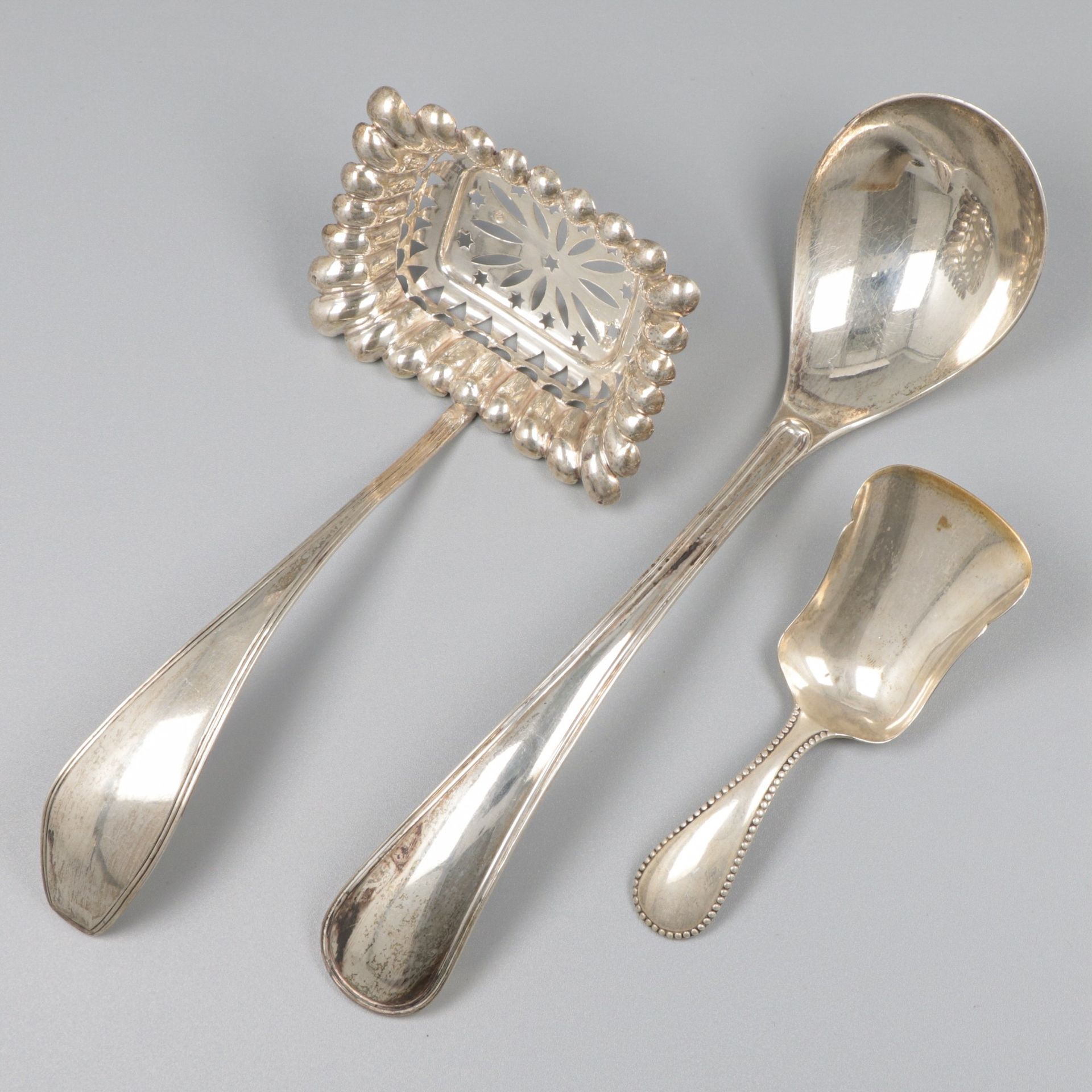 3-piece lot of various silver flatware. Composé d'une cuillère à compote, d'une &hellip;