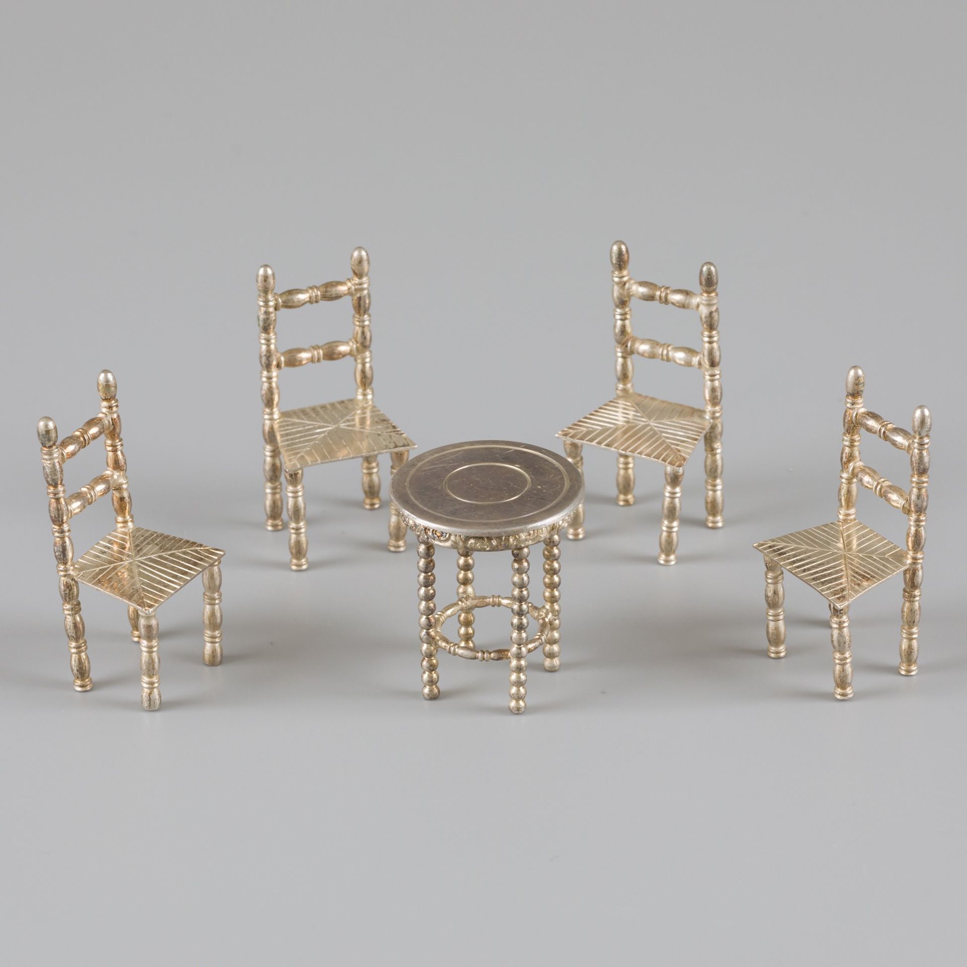 5-piece lot miniatures silver. Composé d'une table ronde et de 4 chaises. 20ème &hellip;