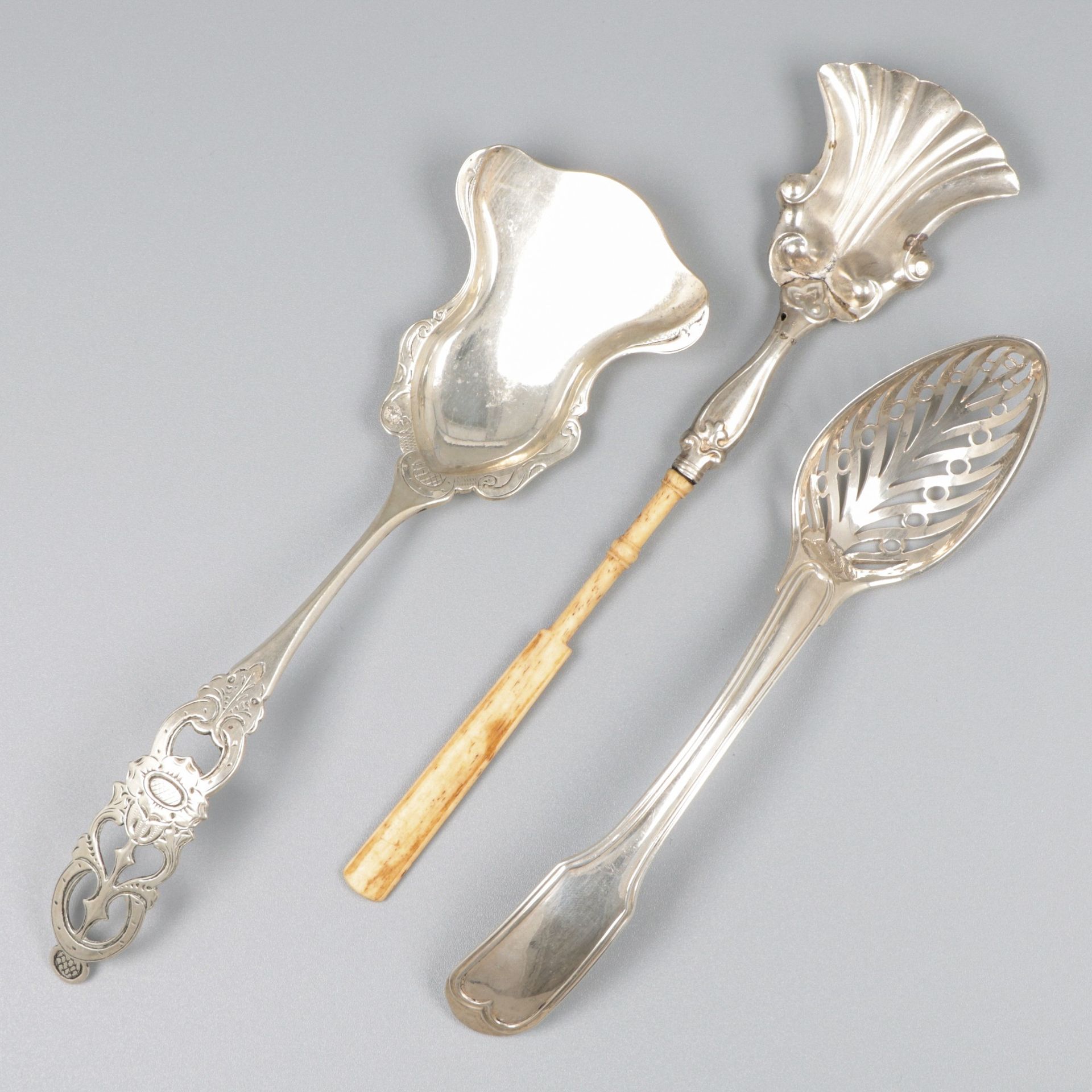 3-piece lot of silver flatware. 各种版本。荷兰，包括1827年/1863年，印记：各种印记-使用痕迹。69克，925/1000和&hellip;