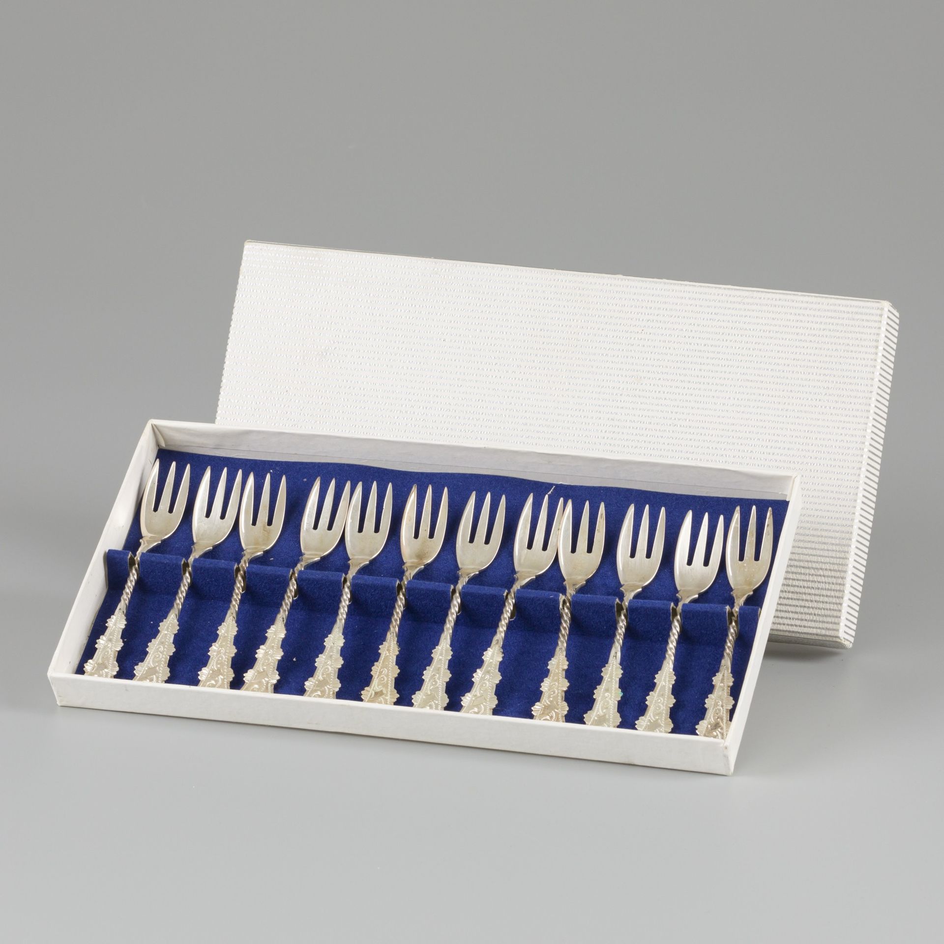 12-piece set of silver cake / pastry forks. 有扭曲的柄和雕刻的装饰，在原来的盒子里。荷兰，1980年，印记：狮子，密&hellip;